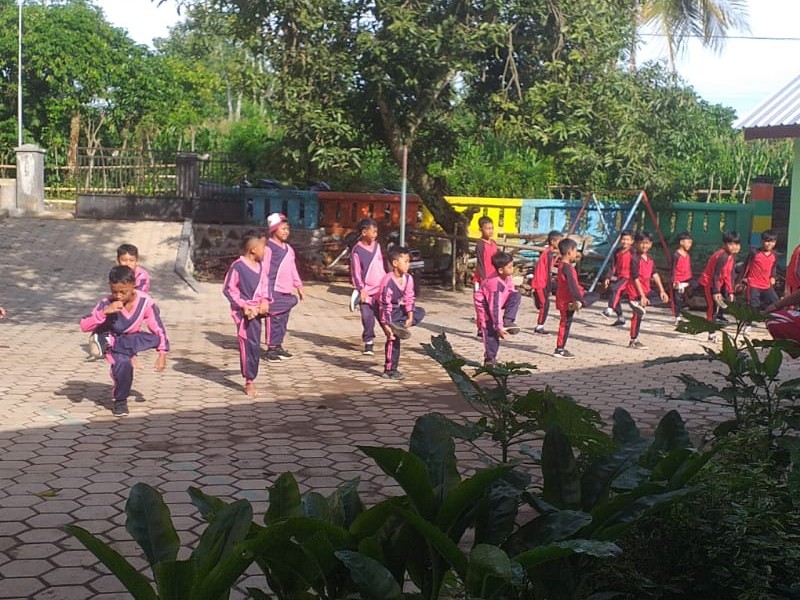 OLAH RAGA PERSAHABATAN SISWA KELAS TIGA